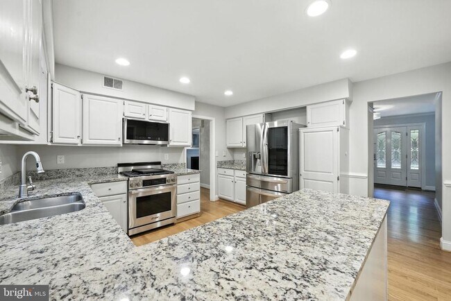 Building Photo - 10198 Cedar Pond Dr