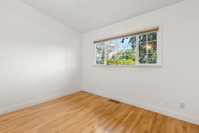 Building Photo - 2637 NE 138th Pl