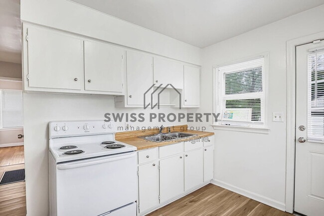 Building Photo - 1590 Vendome Dr S