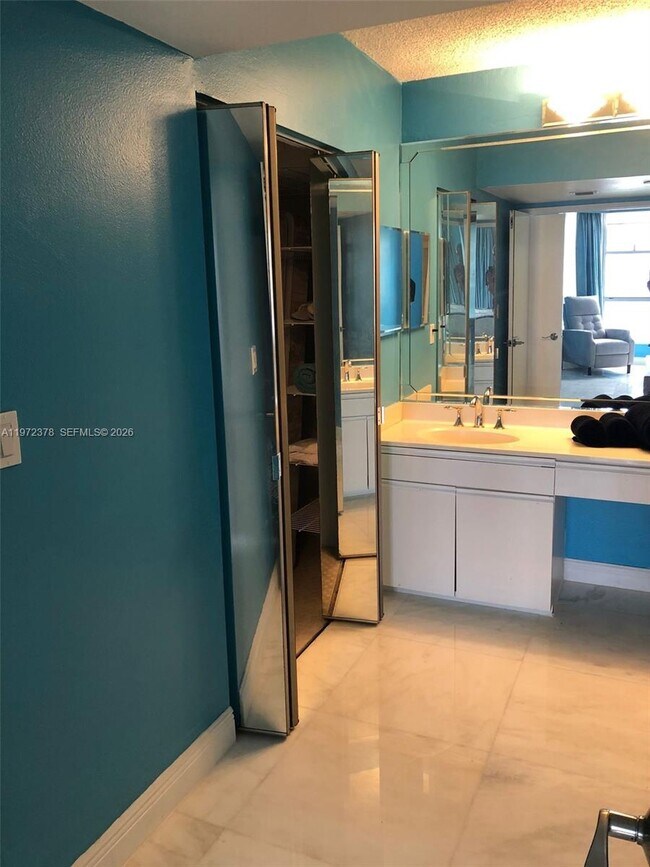 Building Photo - 3600 Mystic Pointe Dr