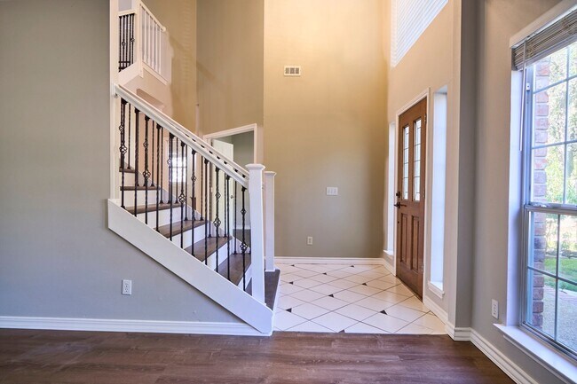 Building Photo - Mission Ridge beauty-4 bedroom 3 1/2 bath-...