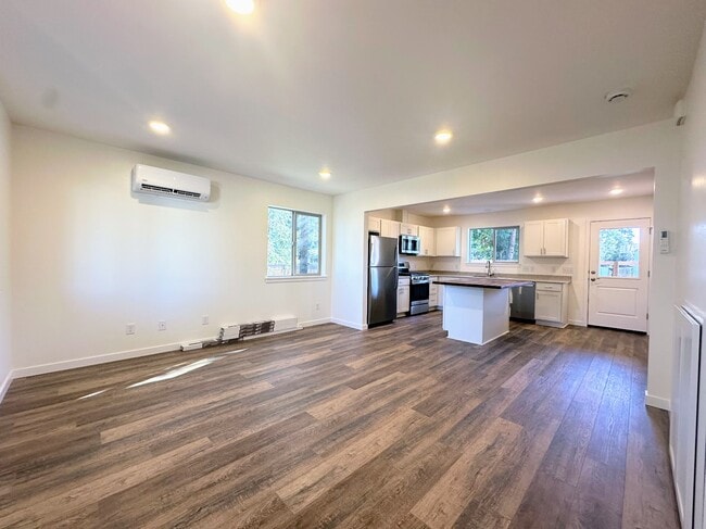 Building Photo - 112 Maple St