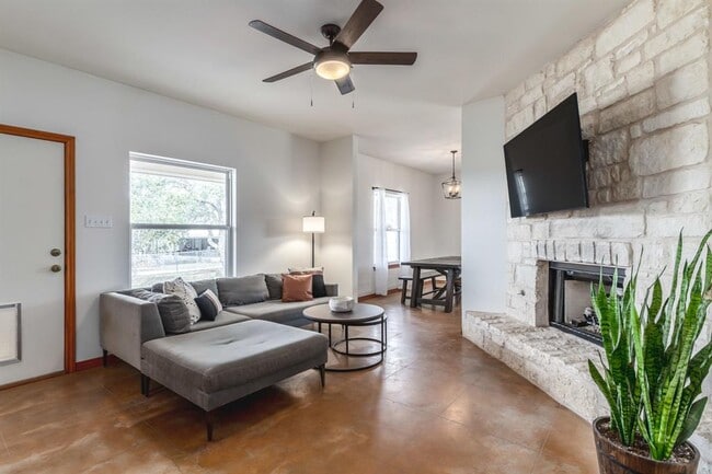 Building Photo - 2551 Spring Valley Dr