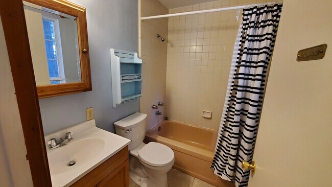 Building Photo - LONG-TERM RENTAL: Great Cedar Flat Home with Carport & Gas Fireplace!