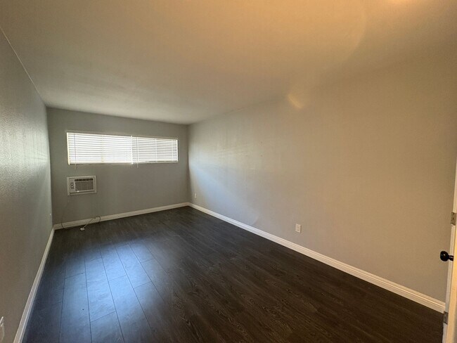 Building Photo - Tri-plex 2 bedroom 1 bathroom apartment of...