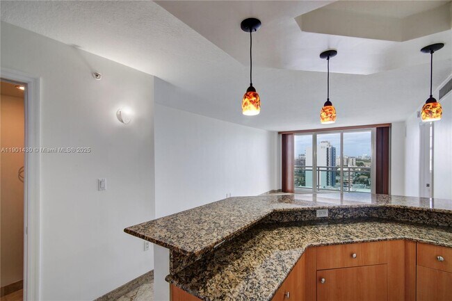 Building Photo - 6917 Collins Ave