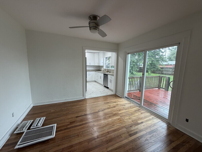 Building Photo - 2 Bed/1 Bath
