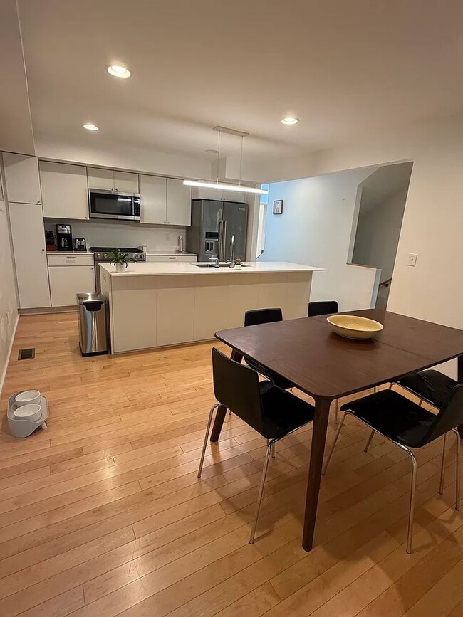 Building Photo - Spacious Pet-Friendly 4BR Home Near Downtown & UVA