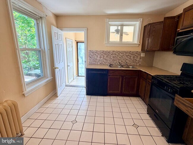 Building Photo - 400 W 3rd St