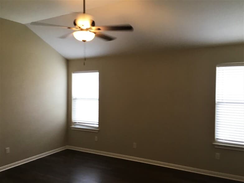 Building Photo - 275 Goldenrod St