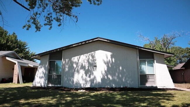 Building Photo - 2321 Norway Dr