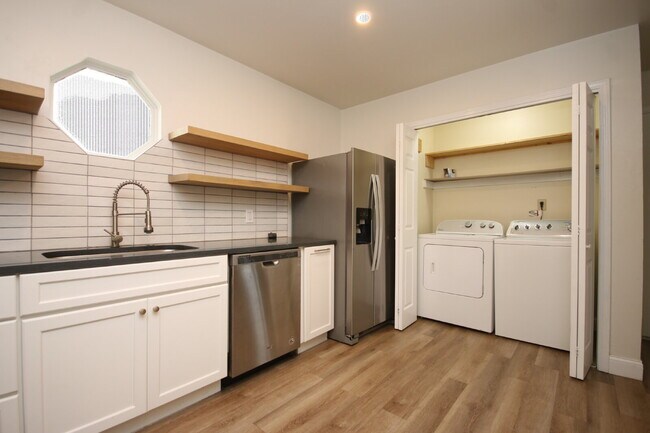 Building Photo - Charming Renovated 3/2 Cottage with Granit...