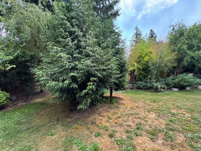 Building Photo - Spacious 4-Bedroom Home with Multiple Livi...