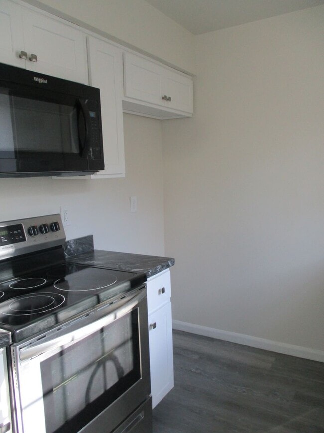 Building Photo - 3BR Townhome in Northampton School District