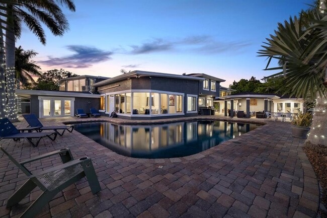 Building Photo - 2785 Bayside Dr S