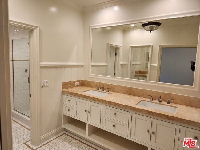 Building Photo - 1546 Palisades Dr