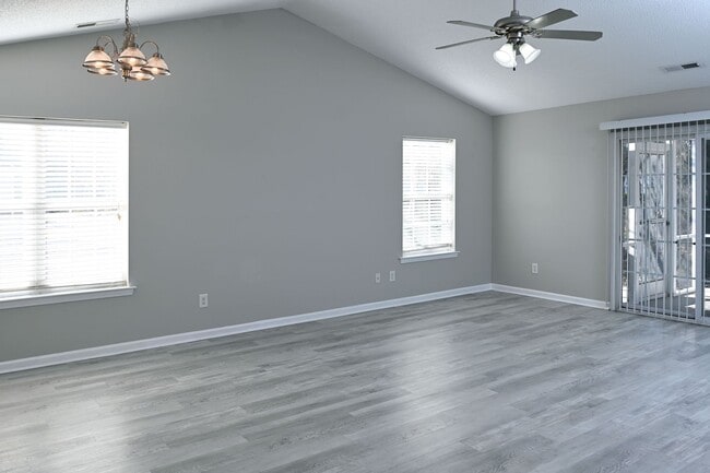 Building Photo - Charming 3BR Ranch in Osprey Woods – Screened Porch & Vaulted Ceilings