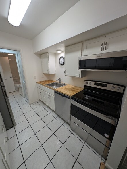 Building Photo - 1071 Lancaster Blvd