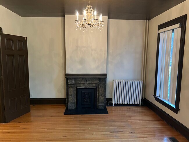 Building Photo - 721 W 7th St