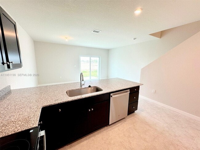 Building Photo - 1054 W Davis Pkwy