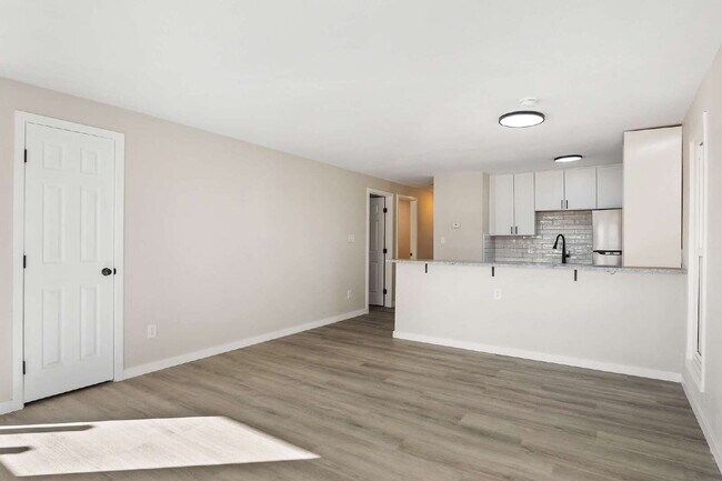 Building Photo - Updated 2 Bedroom Upstairs Apartment