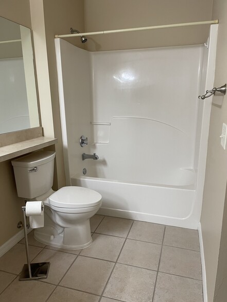 tub/shower and easy to clean tile flooring. - 13200 W Newberry Rd