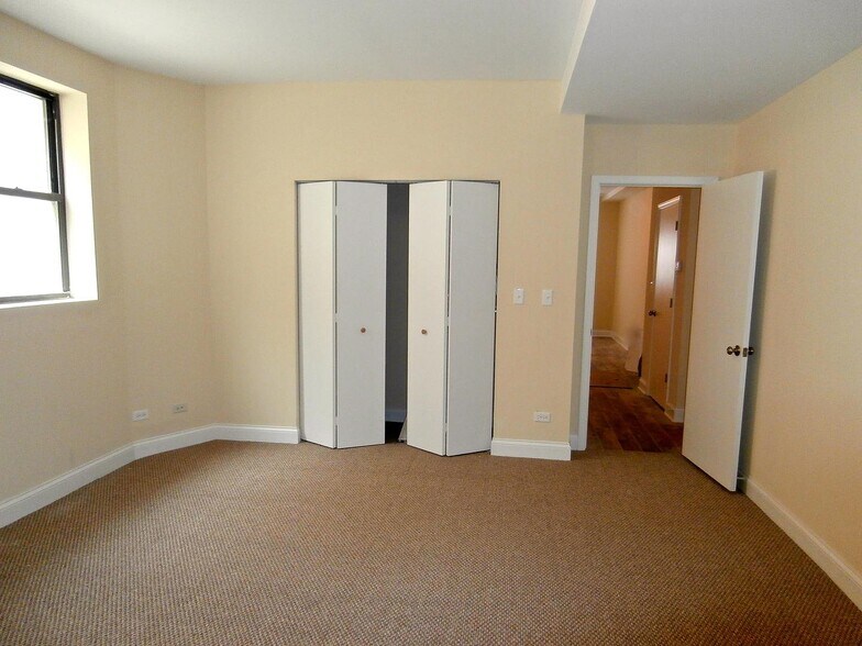 Building Photo - 2803 W Lawrence Ave