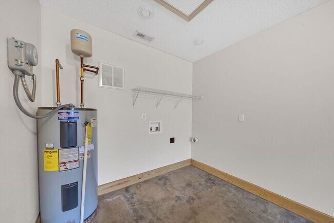 Building Photo - Suncrest Village 2BR/1 Bath One Level with Attached Garage