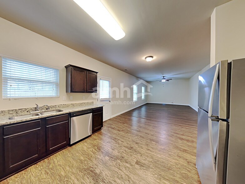 Building Photo - 3525 Mica Cir SE