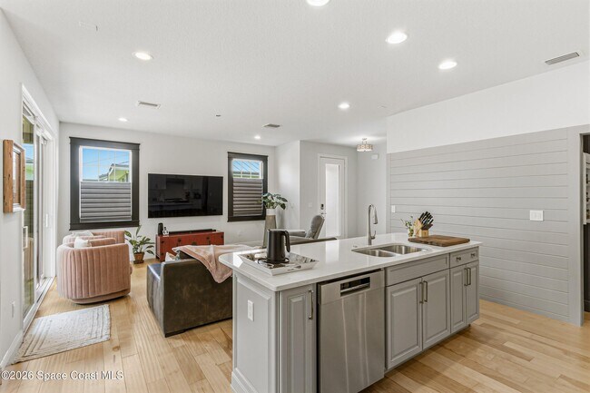 Building Photo - 107 7th Ave