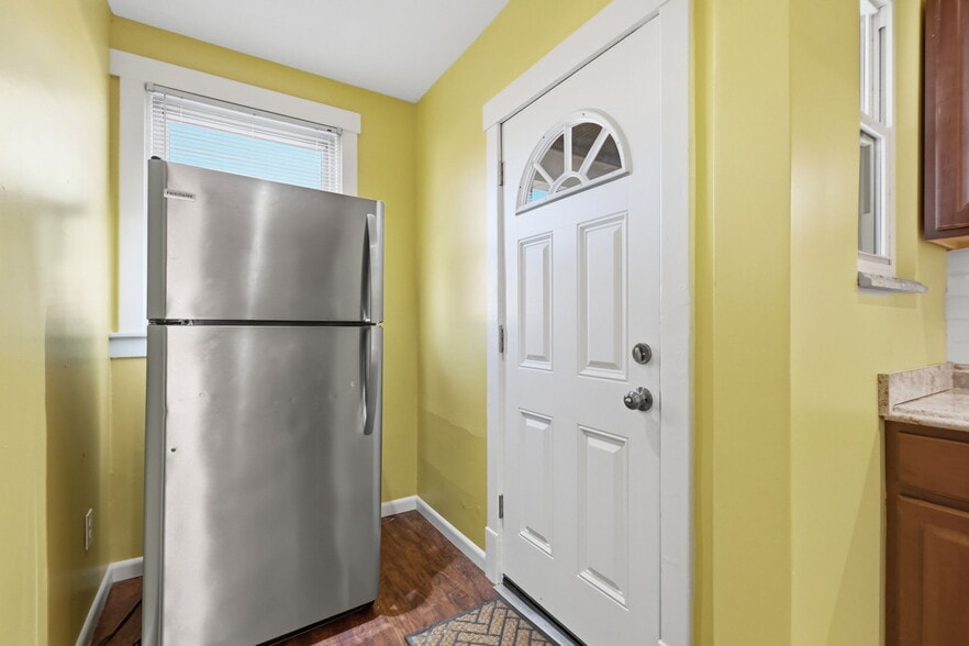 Building Photo - 2303 Sherbrook St