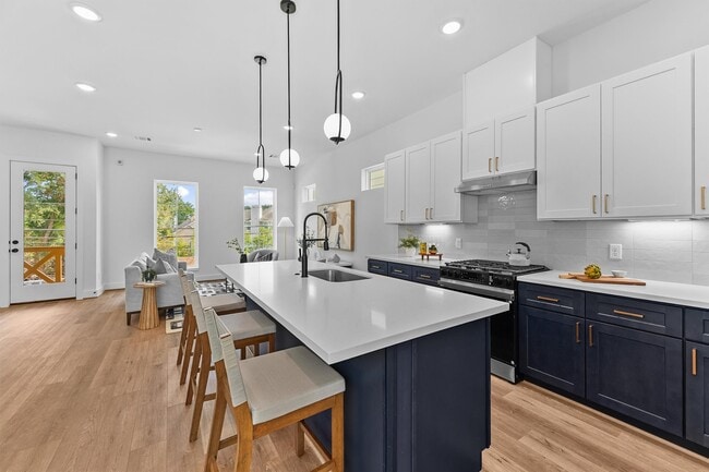 Building Photo - 3903 F Pinemont Dr