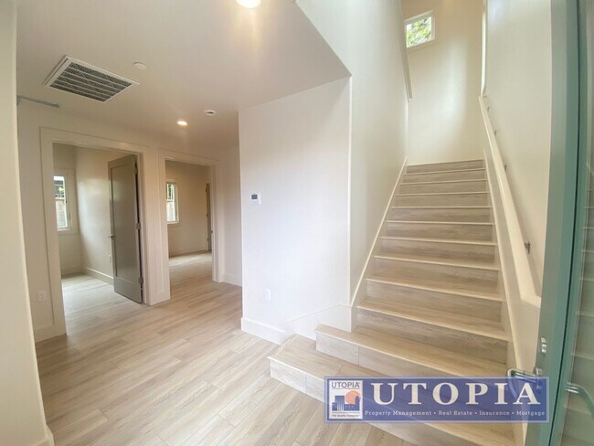 Building Photo - 3Bd/2Ba Townhouse Style Home with Office/Den and Garage- Centrally Located, Easy Commute