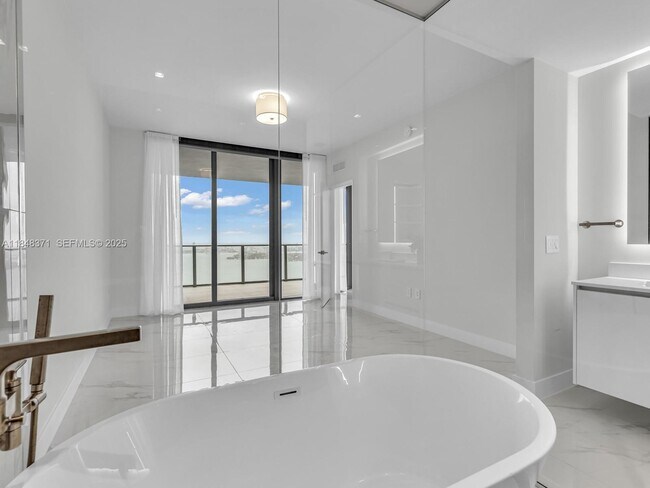 Building Photo - 700 NE 24th St