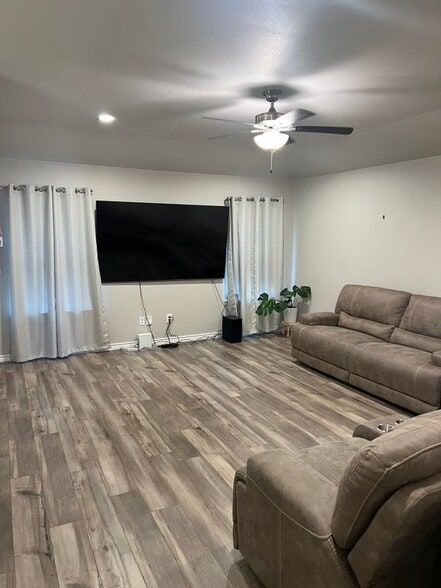 Building Photo - 7326 Star Gazer Dr