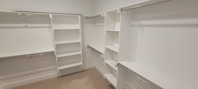 Building Photo - 3 bedroom 2.5 bath / Community pool / 2 ca...