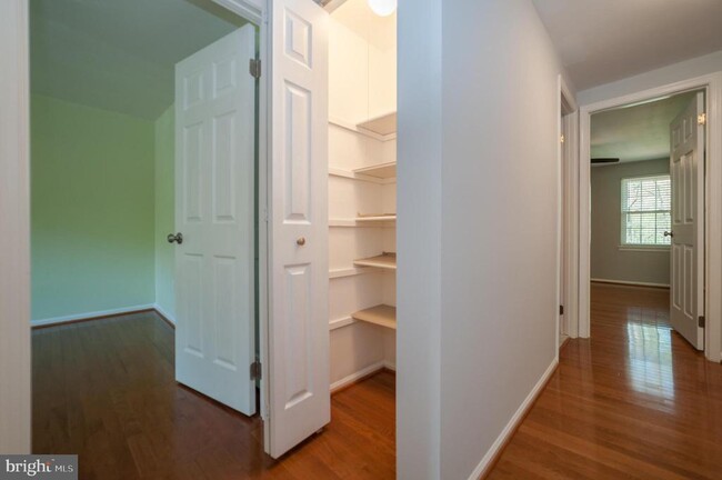 Building Photo - 5725 Walnut Wood Ln