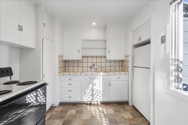 Building Photo - 3131 Fernside Blvd