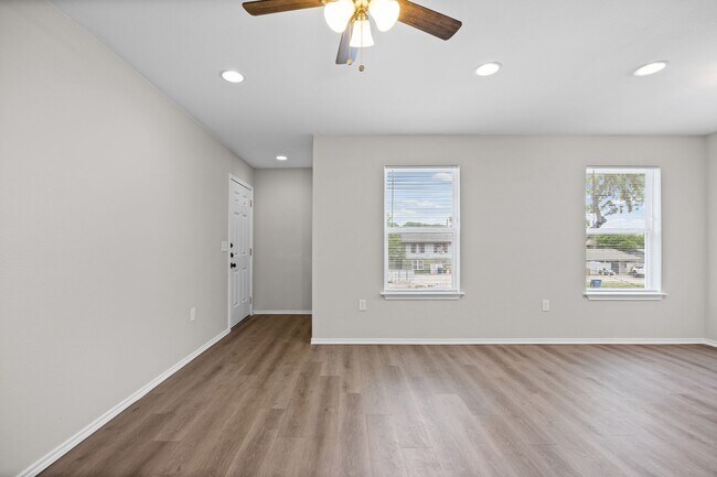 Building Photo - 2615 Ektom Dr