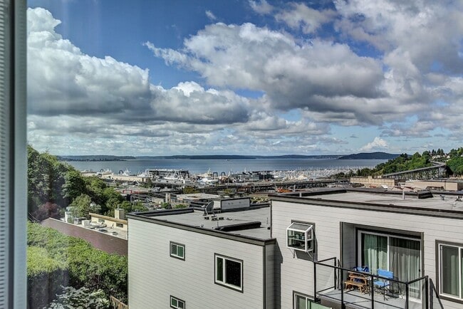 Building Photo - Spacious Queen Anne Condo with gorgeous views! Move in Special $700 off first month!
