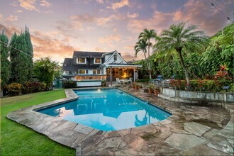 Building Photo - Beautiful historic partially-furnished hom...