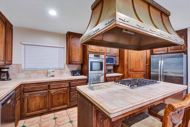 Building Photo - 5-Bedroom Home in Desirable Friendly Hills...