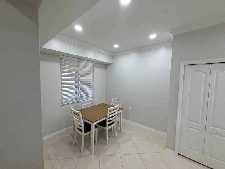 Building Photo - 8550 Kingbird Loop