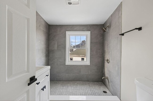 Building Photo - 946 N Main St