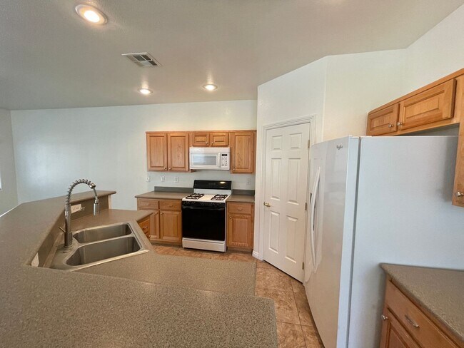 Building Photo - Great Spacious 3 bedroom Townhome Available!