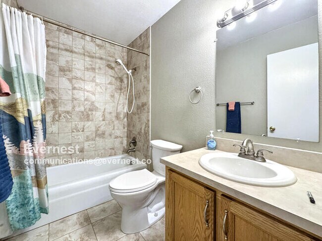 Building Photo - Lovely 3-Bedroom Townhome with Modern Comf...