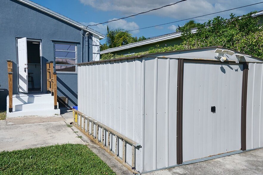 Building Photo - 126 S E St