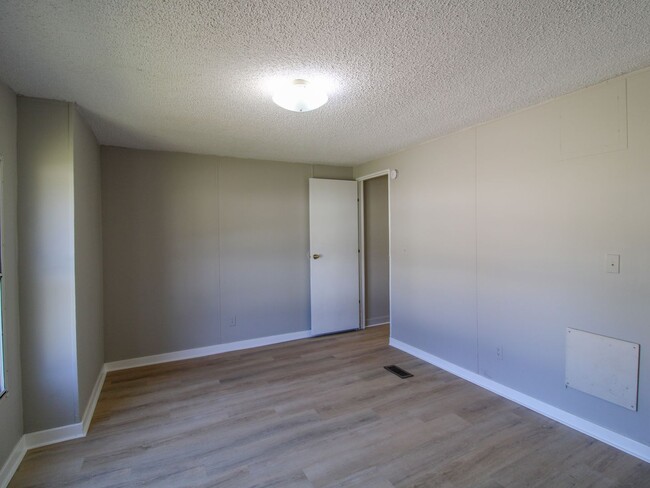 Building Photo - Completely Updated 3BR/2BA Trailer in Musc...
