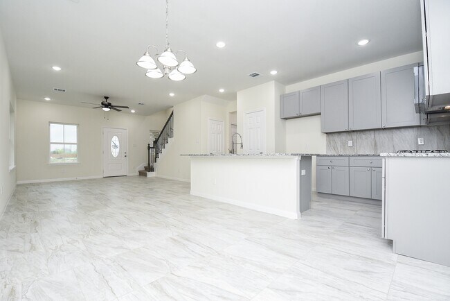 Building Photo - 2807 Topiary Ln