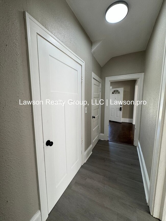 Building Photo - Updated Four Bedroom Home Close to Downtow...